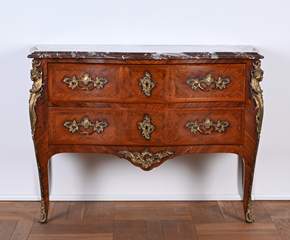 <b>Kommode im Louis XV Stil</b>