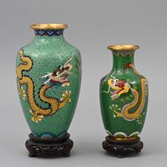 <b>Zwei Vasen Email Cloisonné mit Sockeln</b>