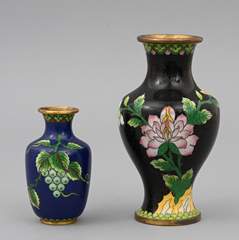 <b>Zwei kleine Cloisonné-Vasen</b>