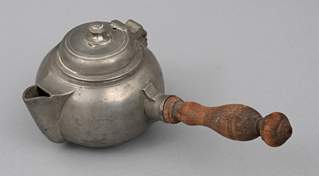 <b>Kleine bauchige Teekanne, Sachsen, datiert 1808</b>