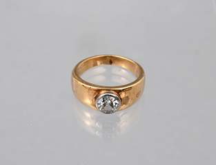 <b>Goldring mit Diamant-Solitär</b>