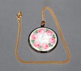 <b>Medaillon-Anhänger mit Kettchen</b>