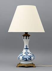 <b>Stilvolle Tischlampe mit Porzellanfuß</b>