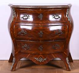 <b>Kleine Kommode im Stil um 1740/50</b>