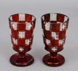 <b>Paar Fußbecher mit Rotbeizedekor</b>