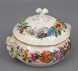 <b>Kleine Terrine mit Hausmalerei Wildblumendekor, Meissen</b>