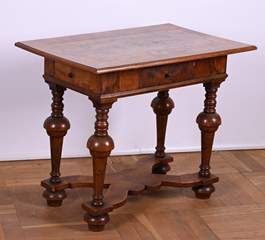 <b>Kleiner Barocktisch mit intarsierter Platte</b>