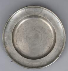 <b>Große runde Platte, sächsisch, datiert 1841</b>