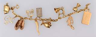 <b>Goldenes Bettelarmband mit 11 Charms</b>