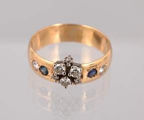 <b>Festlicher Goldring mit Steinbesatz</b>
