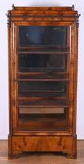 <b>Vitrine mit zierlichen gedrehten Säulen</b>