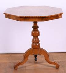 <b>Reich intarsierter kleiner Tisch</b>