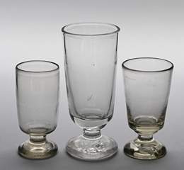 <b>Drei Fußbecher Formglas</b>