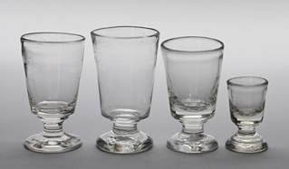 <b>Vier Fußbecher (Kaffee, Schnaps), Formglas</b>