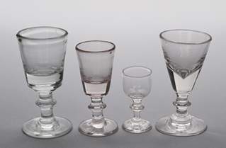 <b>Vier kleine Kelchgläser, Formglas</b>