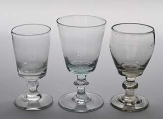 <b>Drei Kelchgläser, Formglas</b>