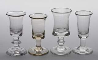 <b>Vier Schnapsgläser, Formglas</b>