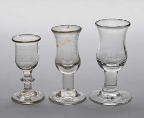 <b>Drei Schnapsgläser Formglas</b>