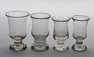 <b>Vier Fußbecher Formglas</b>