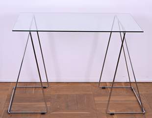 <b>Moderner Schreibtisch mit Glasplatte</b>