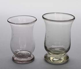 <b>Zwei Fußbecher</b>
