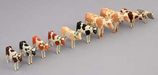 <b>Erzgebirgs-Miniaturspielzeug: Kühe und ein Schwein </b>