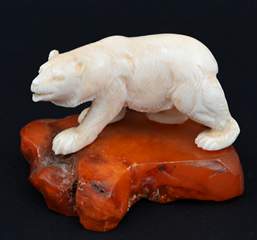 <b>Elfenbeinschnitzerei Eisbär auf Bernstein-Scholle</b>