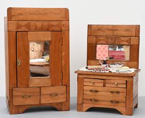 <b>Zwei große Puppenmöbel: Kleiderschrank und Frisierkommode mit Zubehör</b>