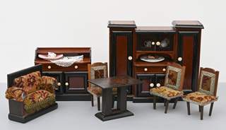 <b>Esszimmer-Möbel für eine Puppenstube und einiges Zubehör</b>