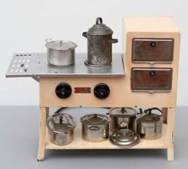 <b>Elektrischer Puppenherd und zahlreiche Töpfe</b>
