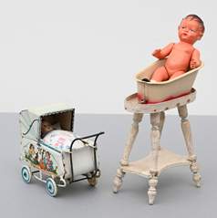 <b>Puppen-Badewanne und Puppenkinderwagen</b>