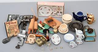 <b>Großer Posten Zubehör für die Puppenküche</b>