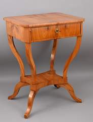 <b>Formschöner Biedermeier-Nähtisch</b>