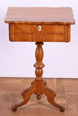 <b>Zierlicher Nähtisch Spätbiedermeier</b>