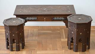 <b>Ensemble aus Couchtisch (oder Sitzbank) und zwei Beistell-Tischen, Marokko</b>