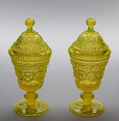 <b>Paar Uranglas-Deckelpokale in der Art Baccarat</b>