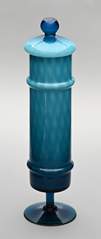 <b>Eleganter Deckelpokal in blauem Glas</b>
