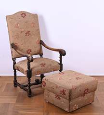 <b>Sehr großer Historismus-Armlehnsessel mit Fußhocker</b>