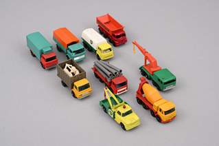 <b>Neun Spielzeugautos der Firma Matchbox, Lesney Products & Co Ltd., London, England.  Metall, Plastik. 1960er-1970er Jahre.</b>