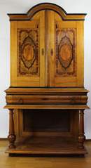 <b>Großer barocker Stollenschrank</b>