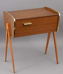 <b>Kleines Midcentury-Nähtischchen bzw.  -schränkchen</b>