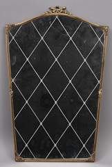 <b>Hübscher Wandspiegel mit dekorativem Schliff</b>