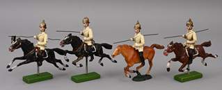 <b>Vier militärische Elastolin-Reiterfiguren Kavallerie </b>