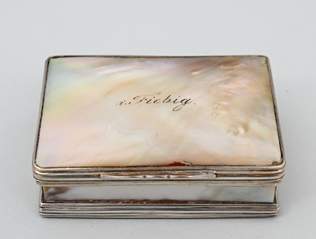 <b>Feine Perlmutt-Tabatiere</b>