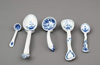 <b>Fünf Löffel mit Zwiebelmusterdekor</b>