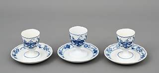 <b>Drei Eierbecher Zwiebelmusterdekor</b>