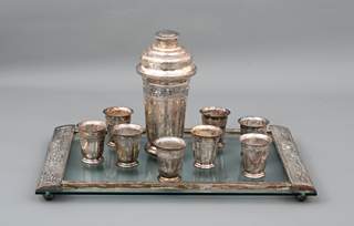 <b>Cocktail-Shaker mit acht Bechern und Tablett</b>