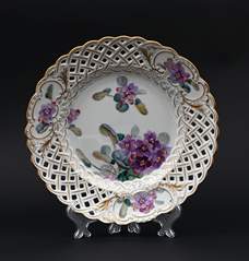 <b>Teller mit Durchbruchdekor </b>