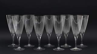 <b>Neun Sektgläser mit Schliffgravur</b>