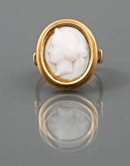 <b>Ring mit Muschelkamee</b>